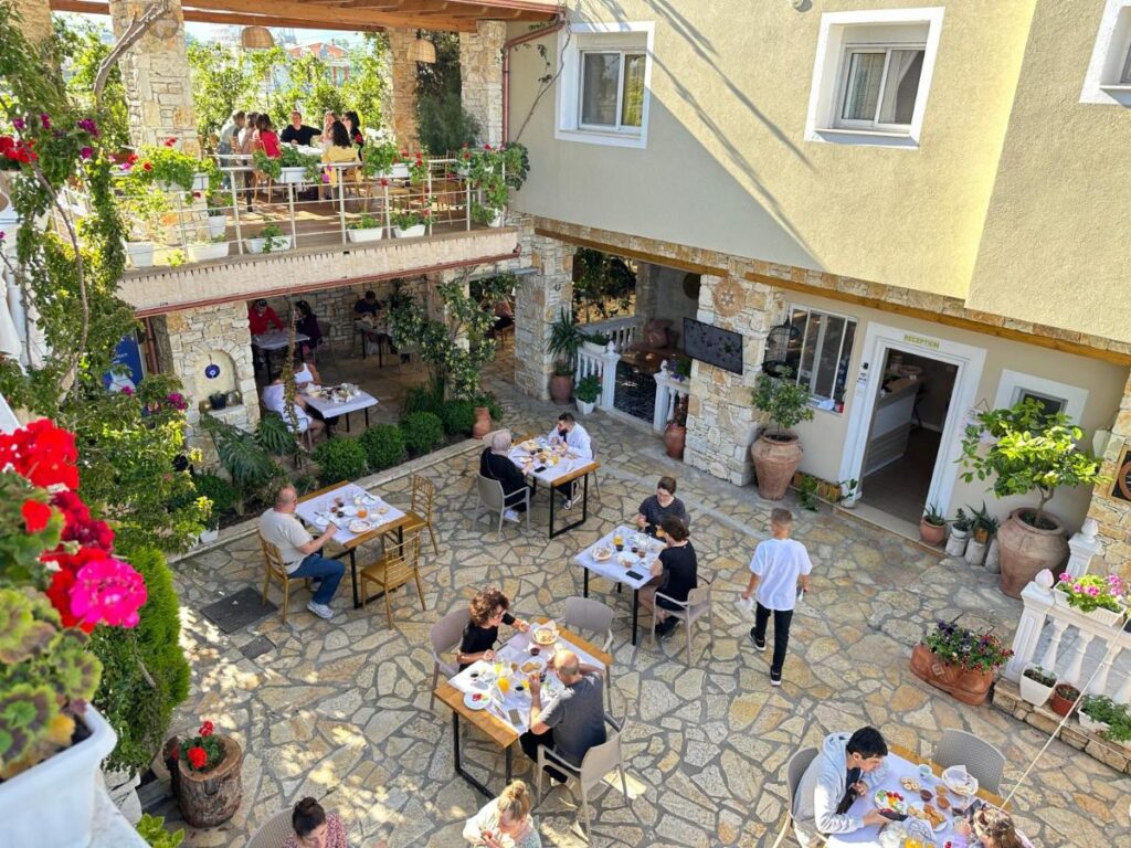 Arial Penthouse Suites in Vlorë with a topview of the restaurant