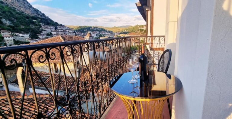 Balkon met uitzicht van Hotel Gorica in Berat