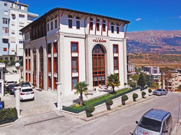 Vooraanzicht van Sharm Hotel Luxury in Gjirokaster