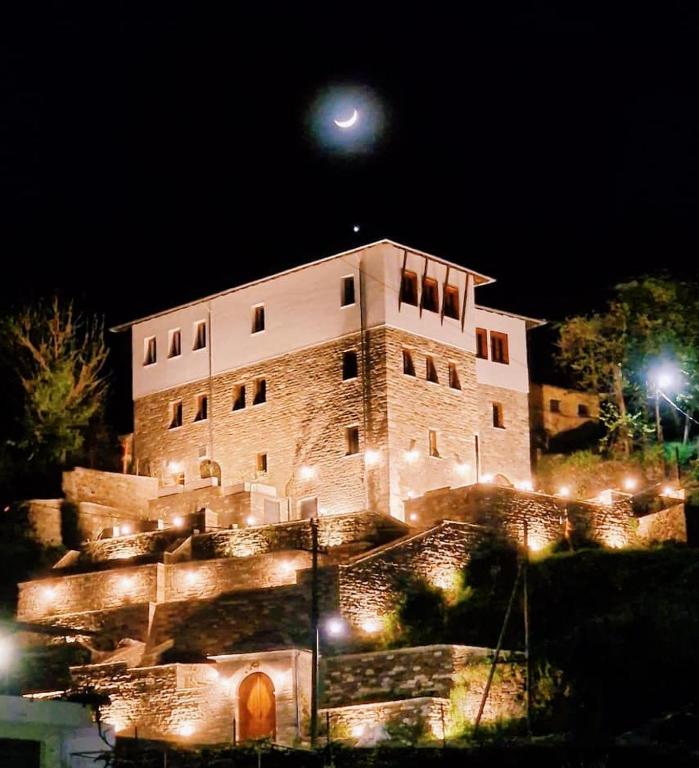 Vooraanzicht van The Stone Sky Hotel in Gjirokaster