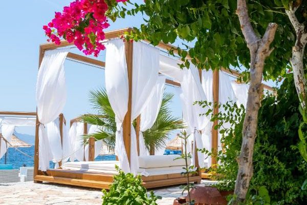 Bougainville Bay Hotel in Sarande beachbeds