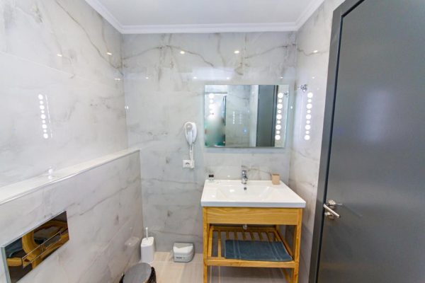 Delight Hotel Ksamil bathoom small