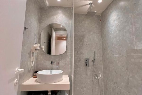 Dimitri Hotel in Himare master bathroom