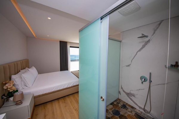 El Primero Hotel in Sarande masterbedroom shower