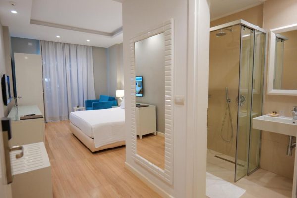 Hotel Luxury in Ksamil the bedroom with bathroom