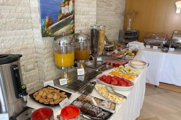 Hotel Luxury in Ksamil breakfast table