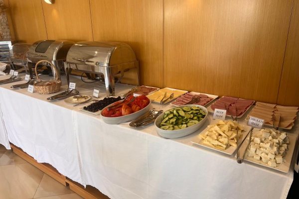 Hotel Luxury in Ksamil breakfast table