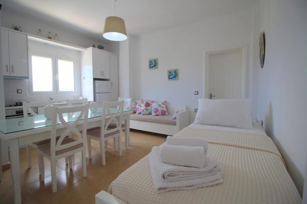 Hotel Mira Mare in Ksamil kingsuite livingroom