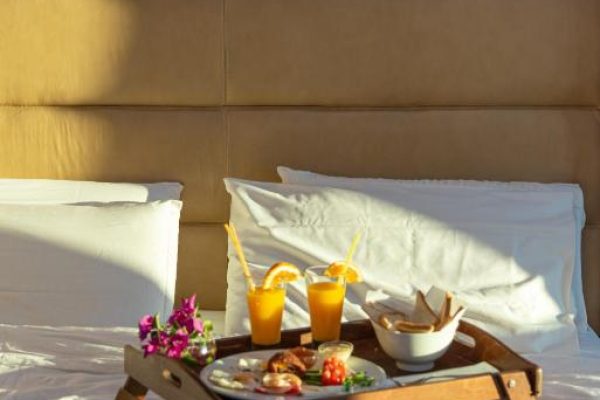 Roomservice van Hotel Vlora International