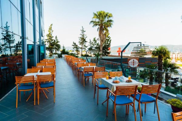 Terras van Hotel Vlora International