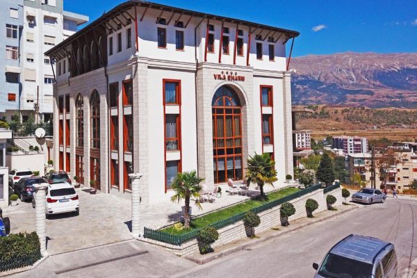 Vooraanzicht van Sharm Hotel Luxury in Gjirokaster