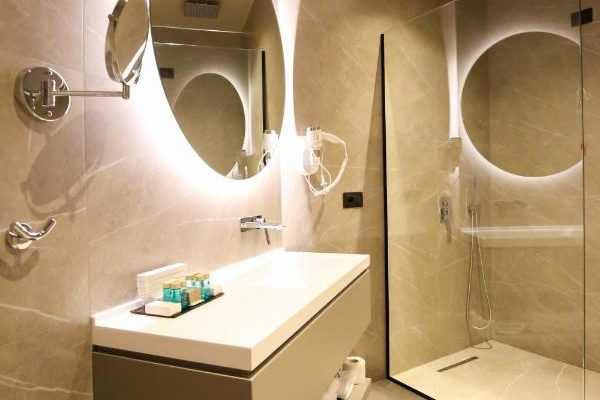 The Central View Boutique Hotel in Vlorë familyrooms bathroom