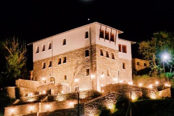 Vooraanzicht van The Stone Sky Hotel in Gjirokaster